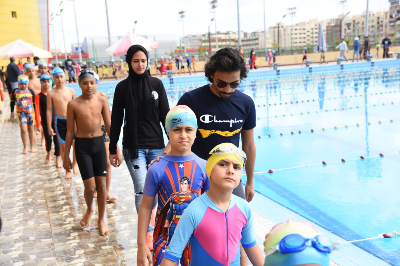 محافظ بورسعيد يطلق المرحلة الثانية لمبادرة صيفنا مميز لبراعم السباحة (5)