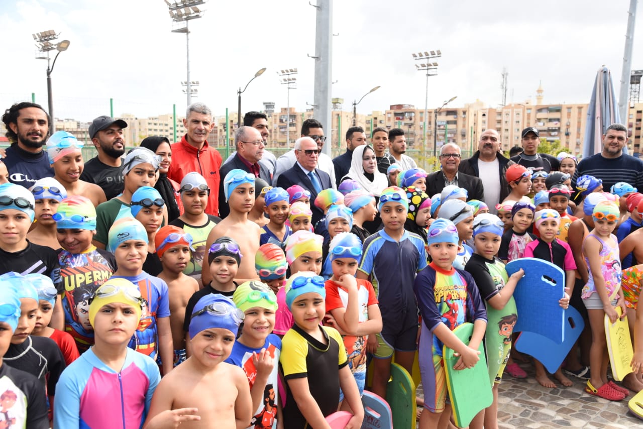 محافظ بورسعيد يطلق المرحلة الثانية لمبادرة صيفنا مميز لبراعم السباحة (9)