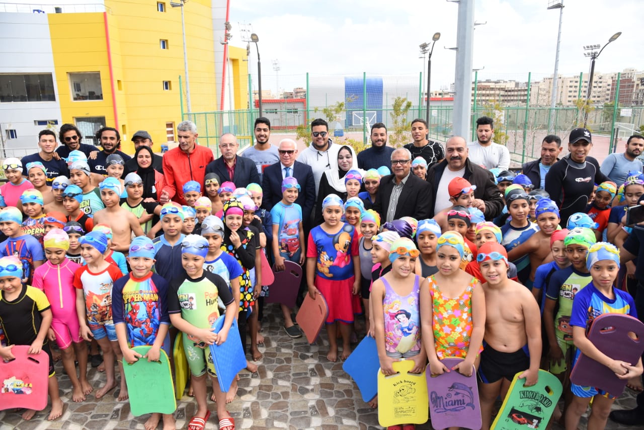 محافظ بورسعيد يطلق المرحلة الثانية لمبادرة صيفنا مميز لبراعم السباحة (3)