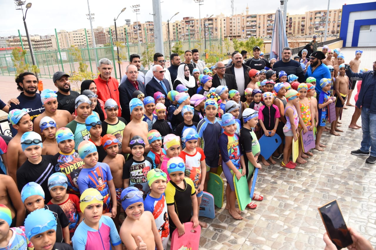 محافظ بورسعيد يطلق المرحلة الثانية لمبادرة صيفنا مميز لبراعم السباحة (7)