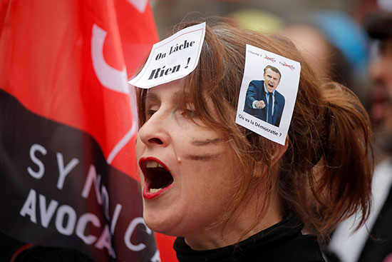 محامية فرنسية تصيح بشعارات خلال مظاهرة للاحتجاج على إصلاحات التقاعد