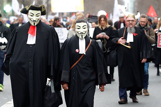 محامون فرنسيون يرتدون أقنعة جاي فوكس يحضرون مظاهرة للاحتجاج على إصلاحات التقاعد في باريس