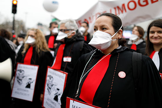 يرتدي المحامون الفرنسيون أقنعة واقية أثناء حضورهم مظاهرة ضد إصلاحات التقاعد في باريس