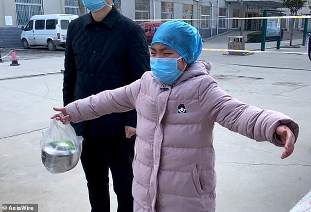 طفلة ترغب فى حضن والدتها الممرضة عن بعد لانها فى الحجر الصحى بمدينة ووهان