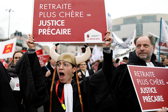 محامي فرنسي يصيح شعارات خلال مظاهرة للاحتجاج على إصلاحات التقاعد في باريس