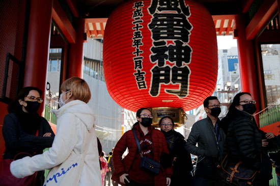 السائحون الصينيون فى اليابان بأحد المناطق الأثرية بالأقنعة