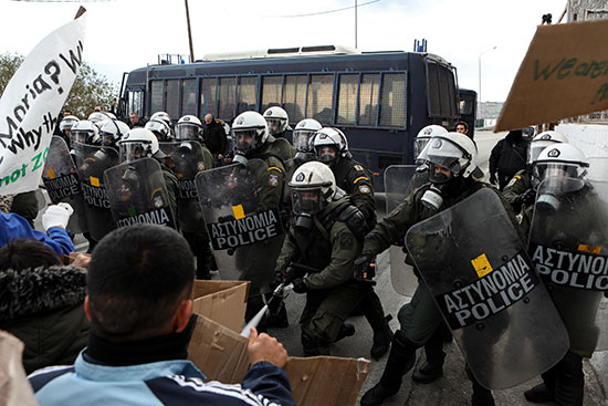 أفراد الأمن اليونانى فى مواجه المتظاهرين