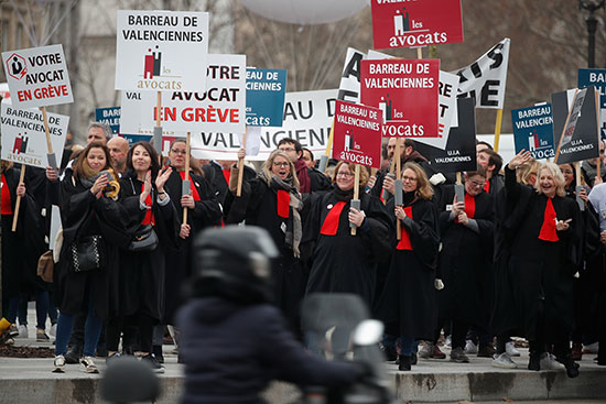 محامون فرنسيون يحضرون مظاهرة ضد إصلاحات التقاعد في باريس