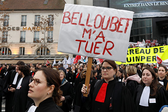 محامي فرنسي يحمل لافتة كتب عليها بيلوبت (وزير العدل الفرنسي) قتلتني