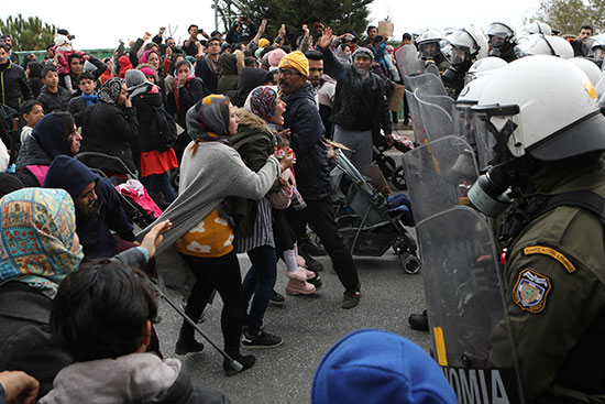 اللاجئون والمهاجرون يواجهون الشرطة