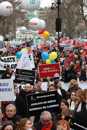 محامون فرنسيون يحتجون على إصلاحات التقاعد في باريس