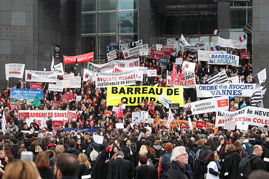 محامون فرنسيون يشاركون فى مظاهرة للاحتجاج على إصلاحات التقاعد في باريس