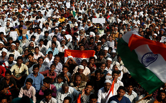 المتظاهرون يرفعون العلم الوطنى الهندى