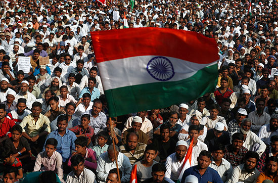 العلم الوطني الهندي يرفرف خلال احتجاج على قانون الجنسية الجديد في مومباي