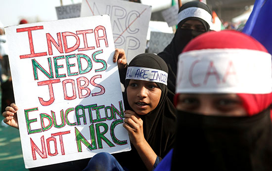 فتاة تحمل لافتة خلال احتجاج على قانون الجنسية الجديد في مومباي
