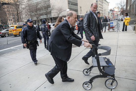 يصل هارفي وينشتاين إلى محكمة نيويورك الجنائية في مانهاتن