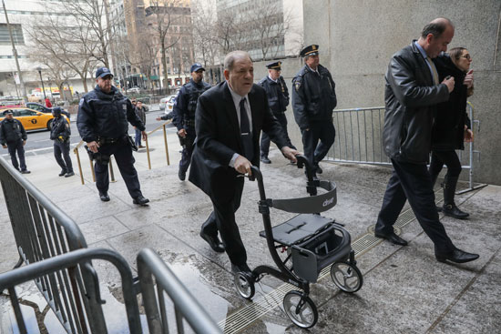 لحظة وصول هارفي وينشتاين إلى محكمة نيويورك الجنائية في مانهاتن