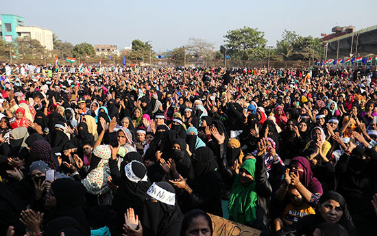 المتظاهرون يحضرون احتجاجًا على قانون الجنسية الجديد في مومباي