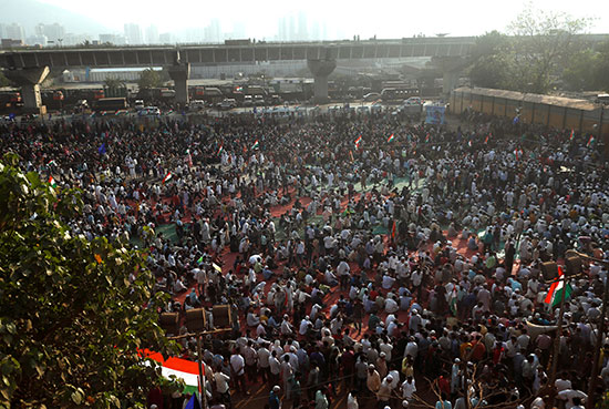 ألاف المتظاهرين يحتجون فى مومباى