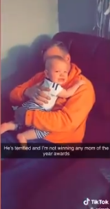 الطفل يبكى بسبب مشهد والدته