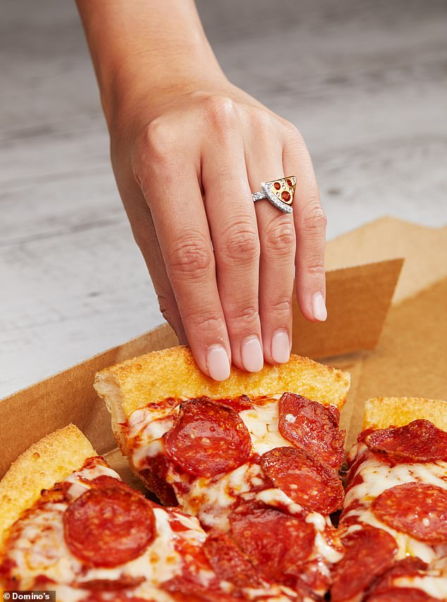 خاتم على شكل قطعة بيتزا