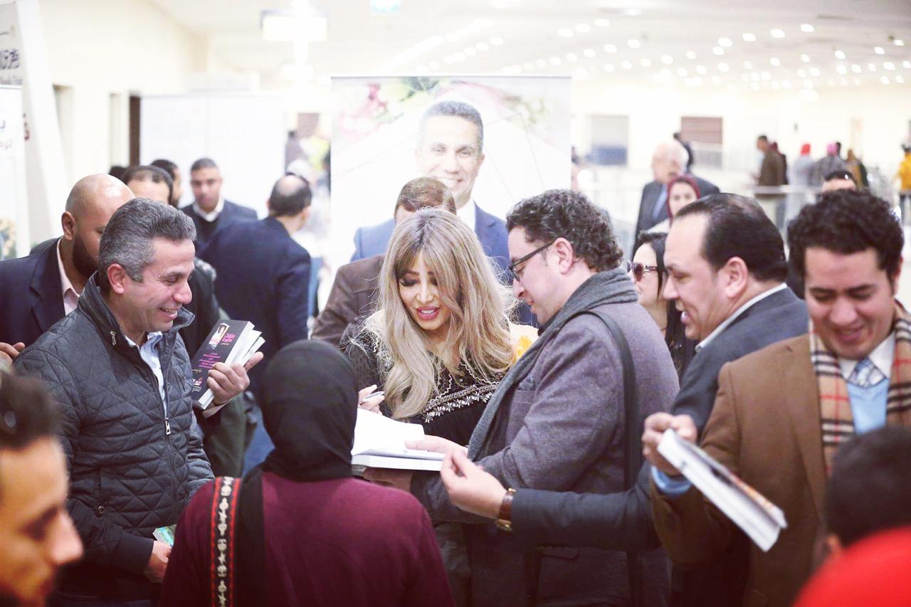 الإعلامية إيمان أبو طالب خلال حفل توقيع ملفات مفتوحة (8)