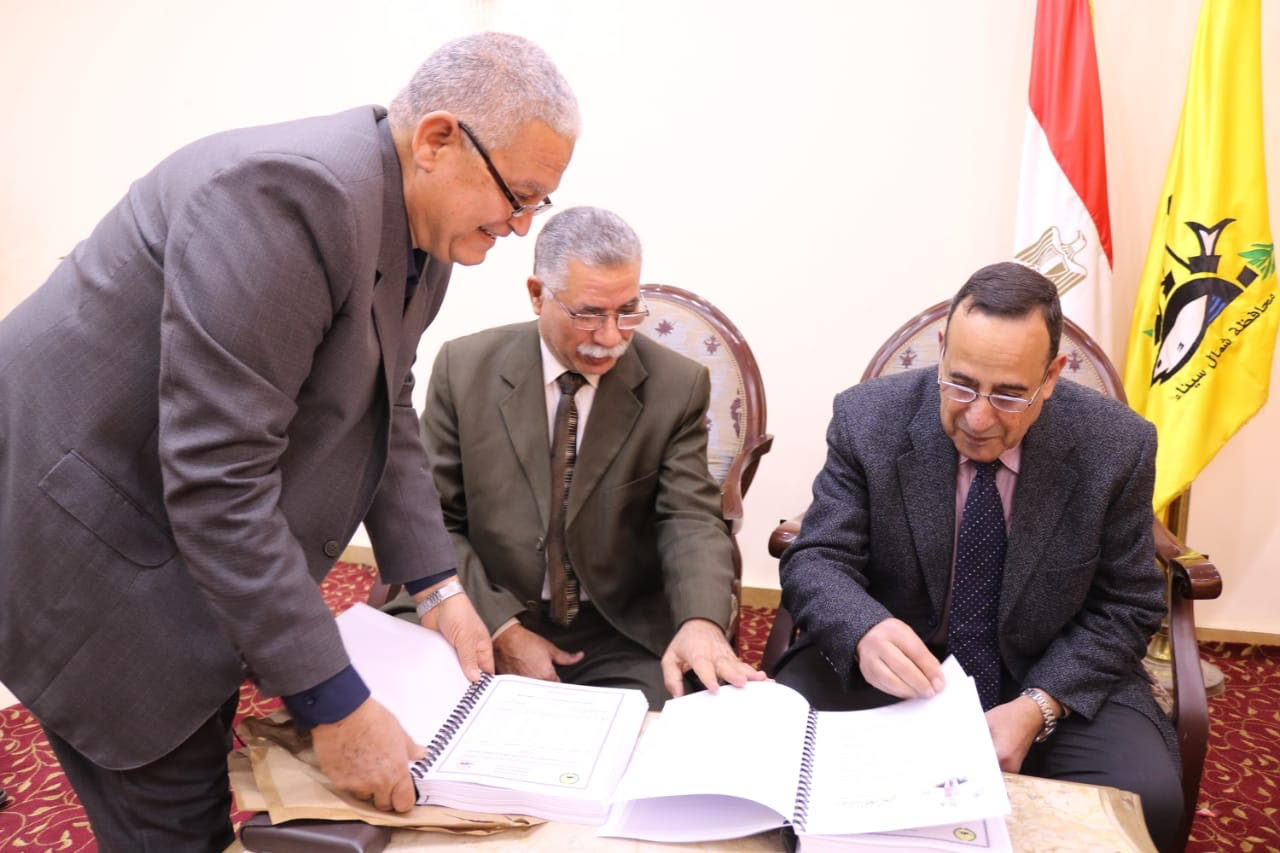 وكيل تعليم شمال سيناء يعرض نتيجة الإعدادية على المحافظ