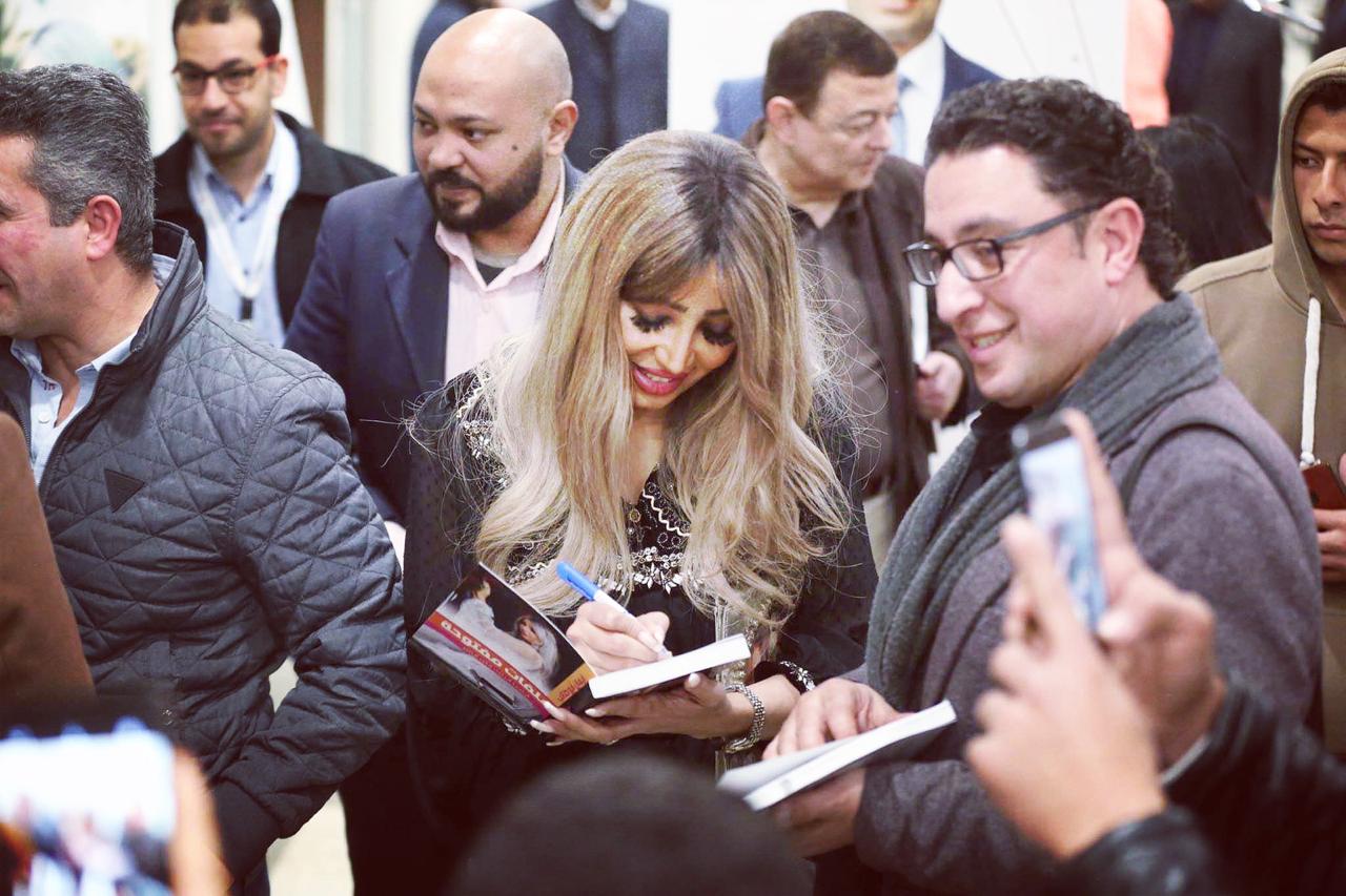 الإعلامية إيمان أبو طالب خلال حفل توقيع ملفات مفتوحة (1)
