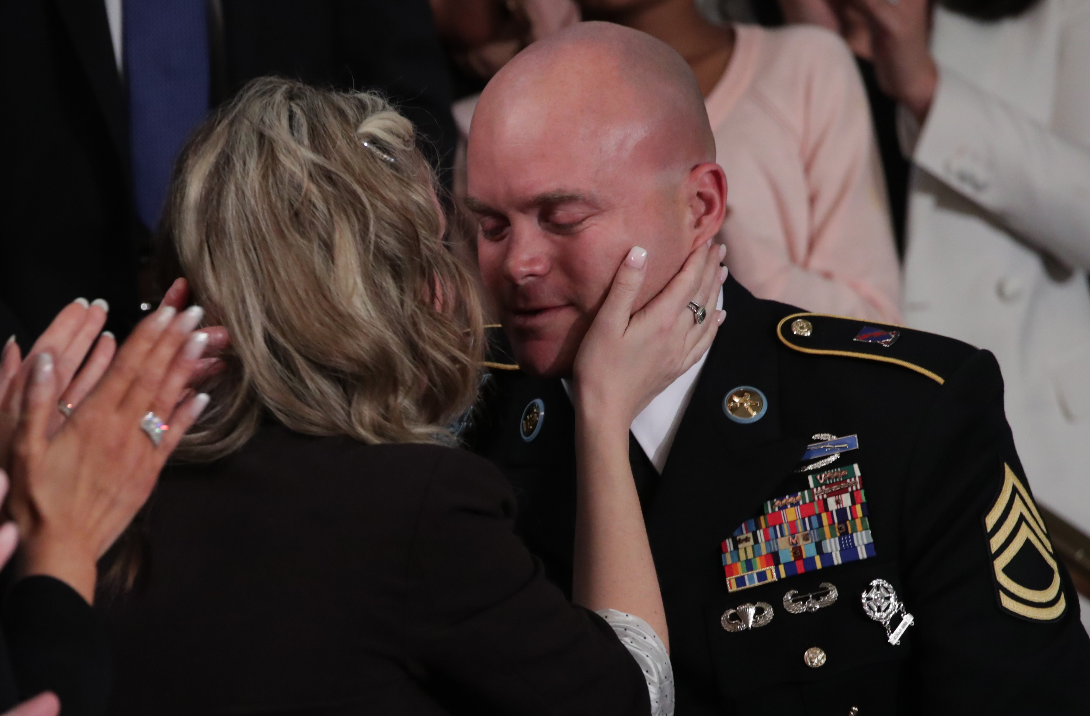 جندى يلتقى بزوجته لأول مرة منذ سنوات