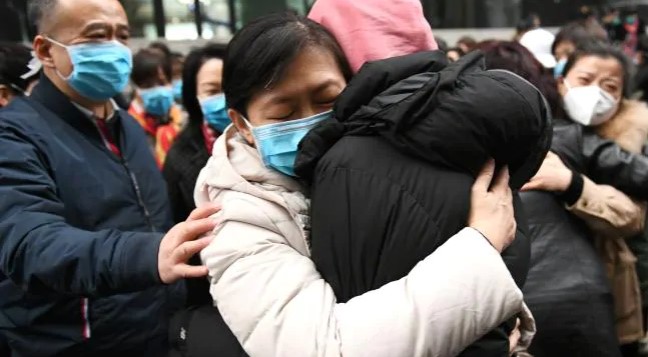 الأسر الصينية تودع الأطباء والمسعفين قبل السفر إلى ووهان