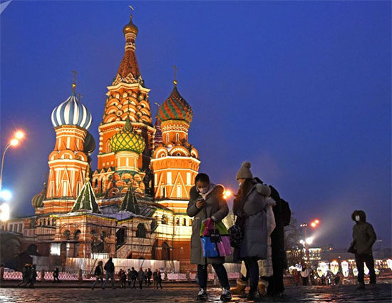سياح فى روسيا يرتدون الأقنعة