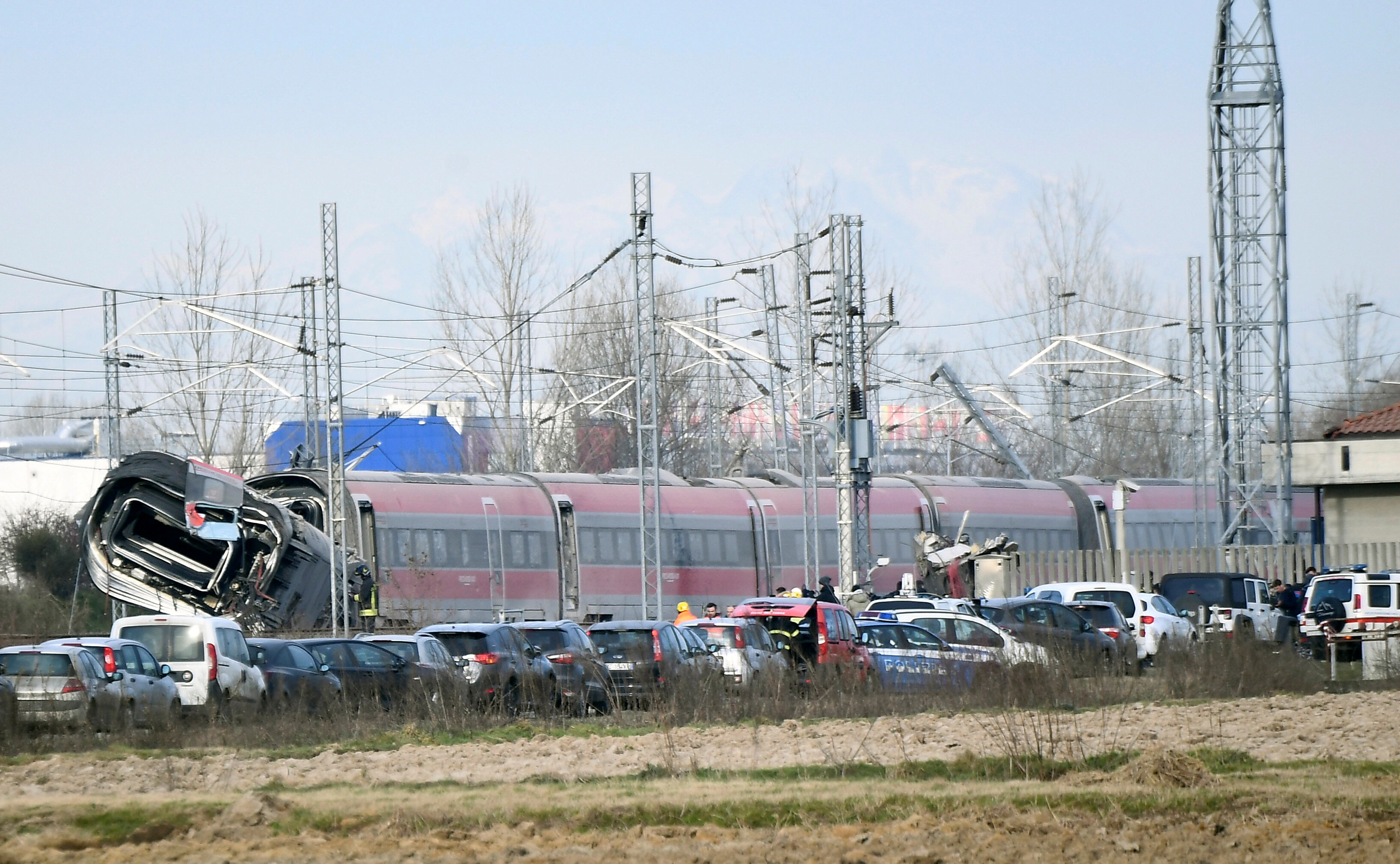 انحراف قطار فائق السرعة بين ميلانو وبولونيا عن مساره   (4)