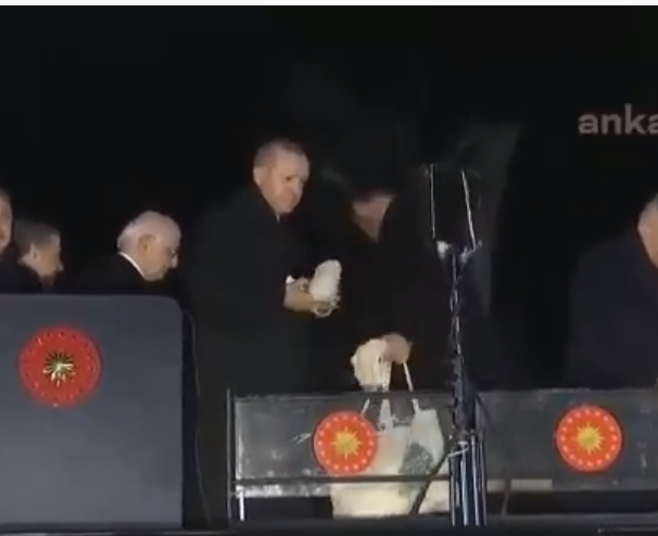 اردوغان يوزع الشاى