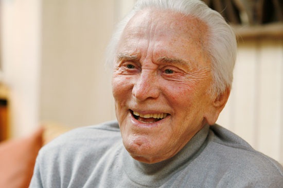 الممثل كيرك دوجلاس فى عمر الـ 90 عامًا