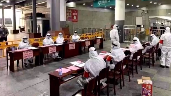 موظفو محطات القطارات فى الصين