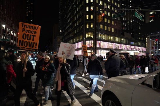 الناس يحتجون على تبرئة الرئيس ترامب في تجمع حاشد في نيويورك
