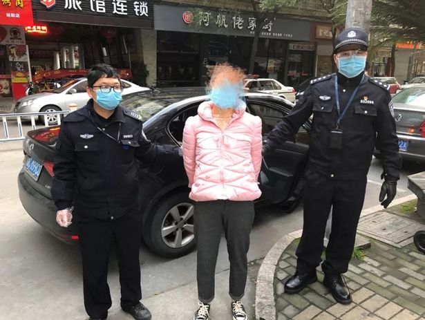 المراة الصينية بعد إلقاء القبض عليها