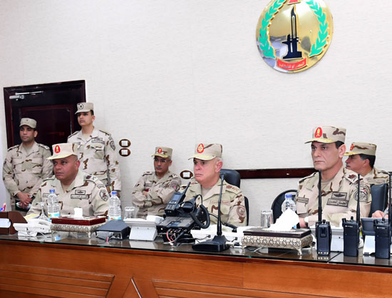 رئيس الأركان يتفقد عددًا من الأكمنة والارتكازات الأمنية بشمال سيناء (4)