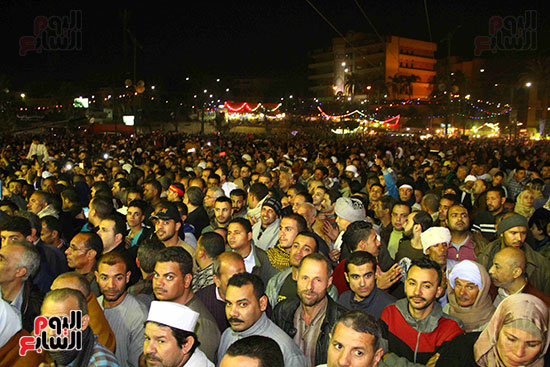 المئات فى مولد السيدة نفيسة المئات فى مولد السيدة نفيسة
