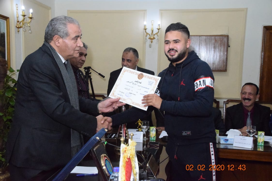 وزير التموين يكرم  أعضاء  اللجنة الرياضية بالوزارة (4)