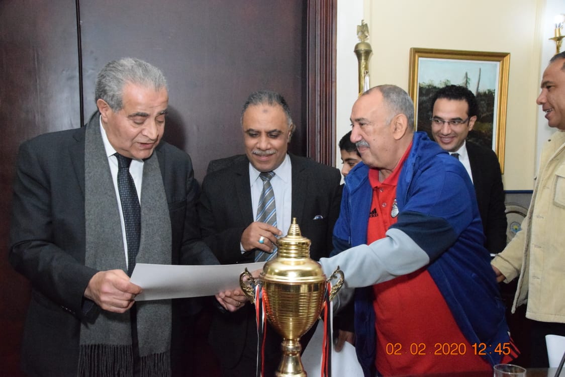 وزير التموين يكرم  أعضاء  اللجنة الرياضية بالوزارة (2)