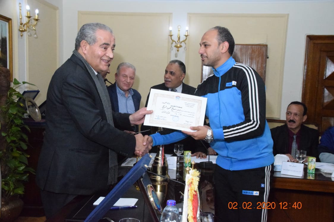 وزير التموين يكرم  أعضاء  اللجنة الرياضية بالوزارة (5)