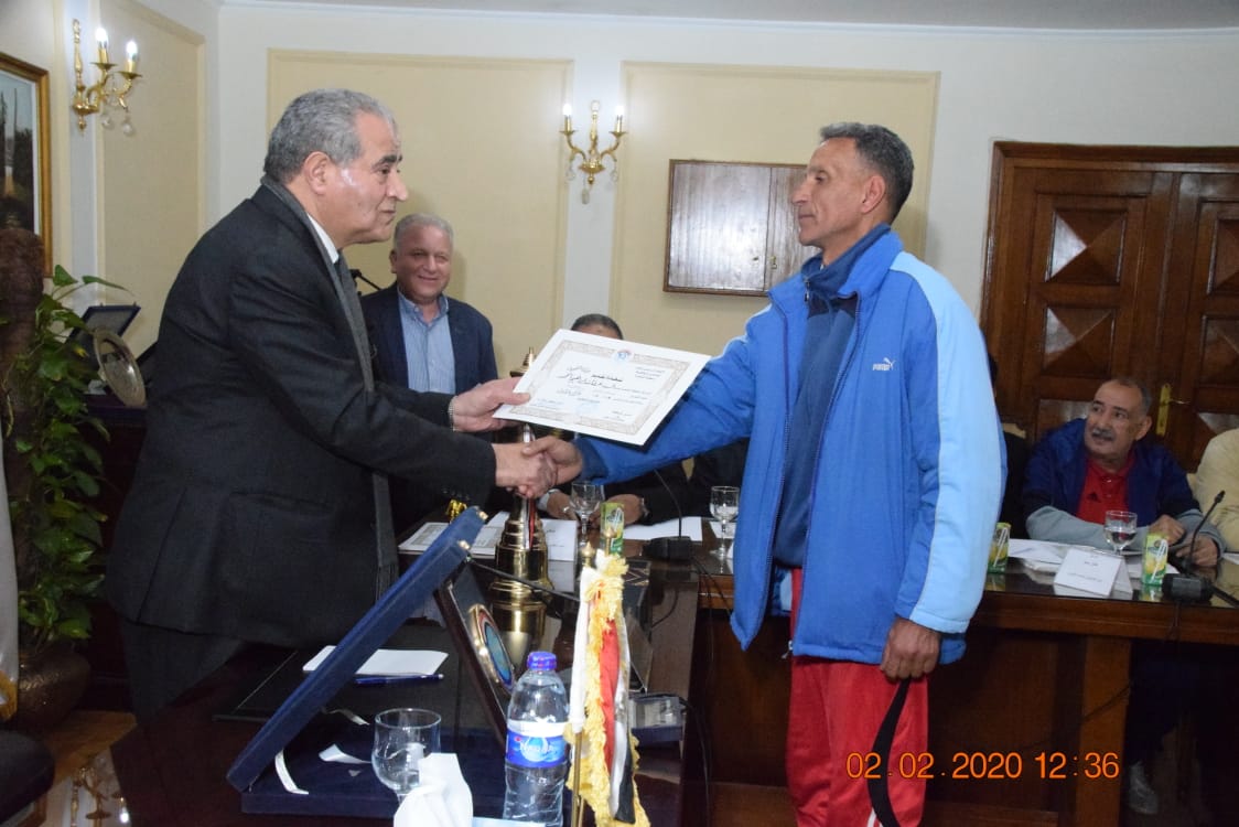 وزير التموين يكرم  أعضاء  اللجنة الرياضية بالوزارة (7)