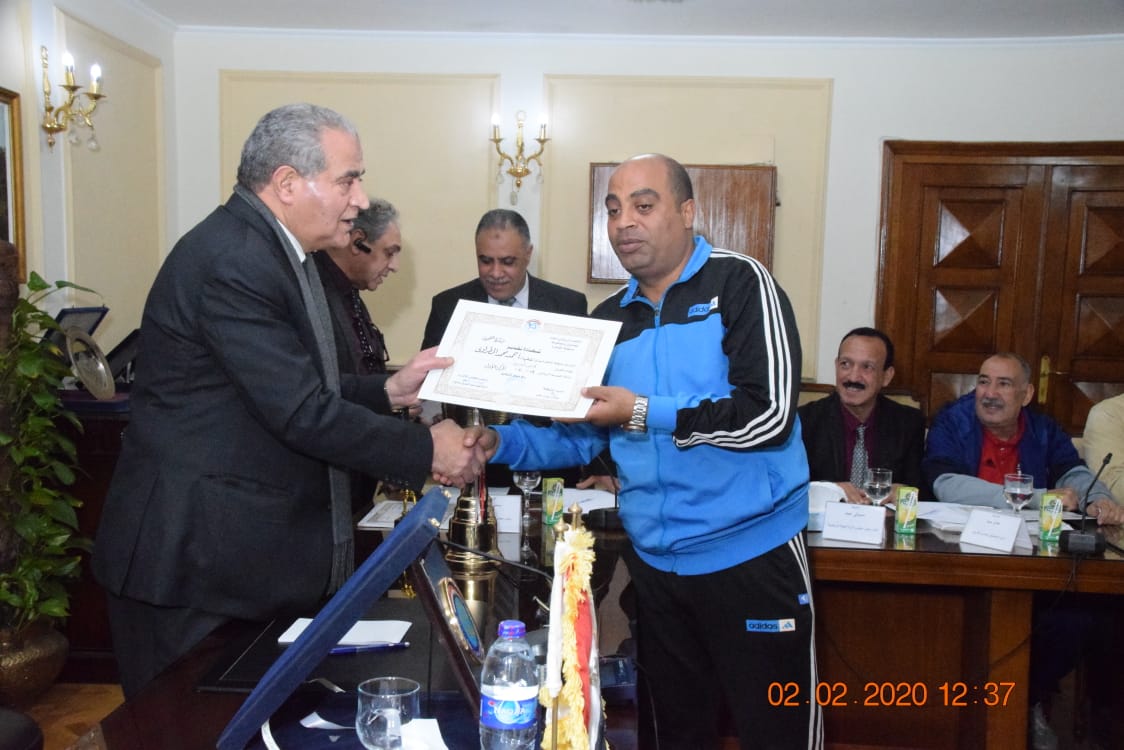وزير التموين يكرم  أعضاء  اللجنة الرياضية بالوزارة (6)