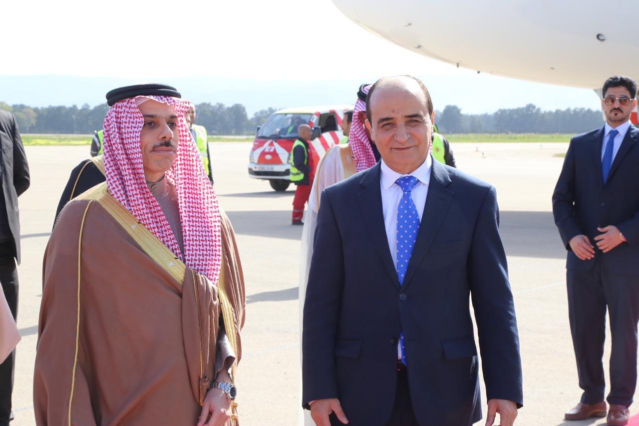 وصول وزير الخارجية السعودى إلى الجزائر