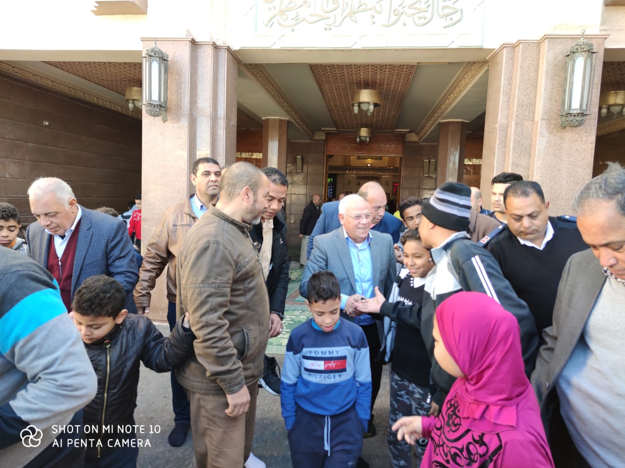 محافظ بورسعيد يلتقي المواطنين عقب صلاة الجمعة بمسجد أم القري بحي الضواحي (7)
