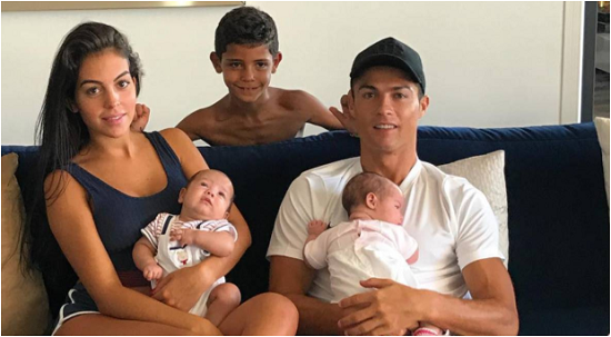 رونالدو وعائلته