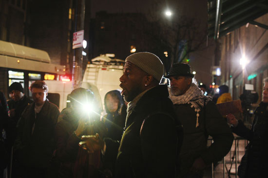 المحامي العام لمدينة نيويورك يتحدث إلى وسائل الإعلام في الوقت الذي يحتج فيه المتظاهرون