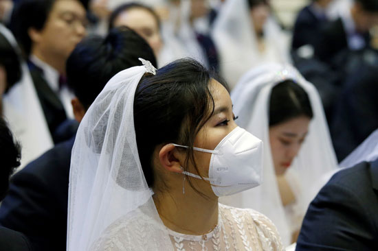 عروسة ترتدى قناع وجه لمواجهة فيروس كورونا