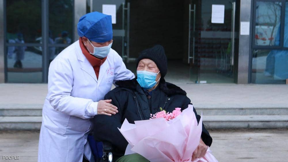 وانغ أكبر ناج من كورونا أثناء خروجه من المستشفى